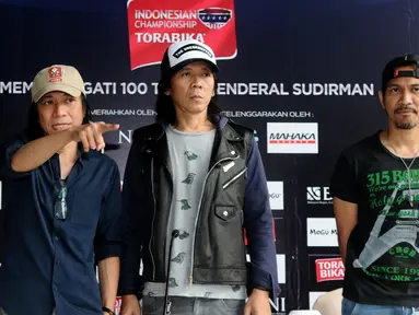Personil Slank, Abdee Negara (kiri) bersama Bimbim dan Ridho Slank berpose usai jumpa pers final Piala Jenderal Sudirman di Jakarta, Rabu (20/1/2016). Slank akan tampil pada final Piala Jenderal Sudirman, Minggu (24/1). (Liputan6.com/Helmi Fithriansyah)
