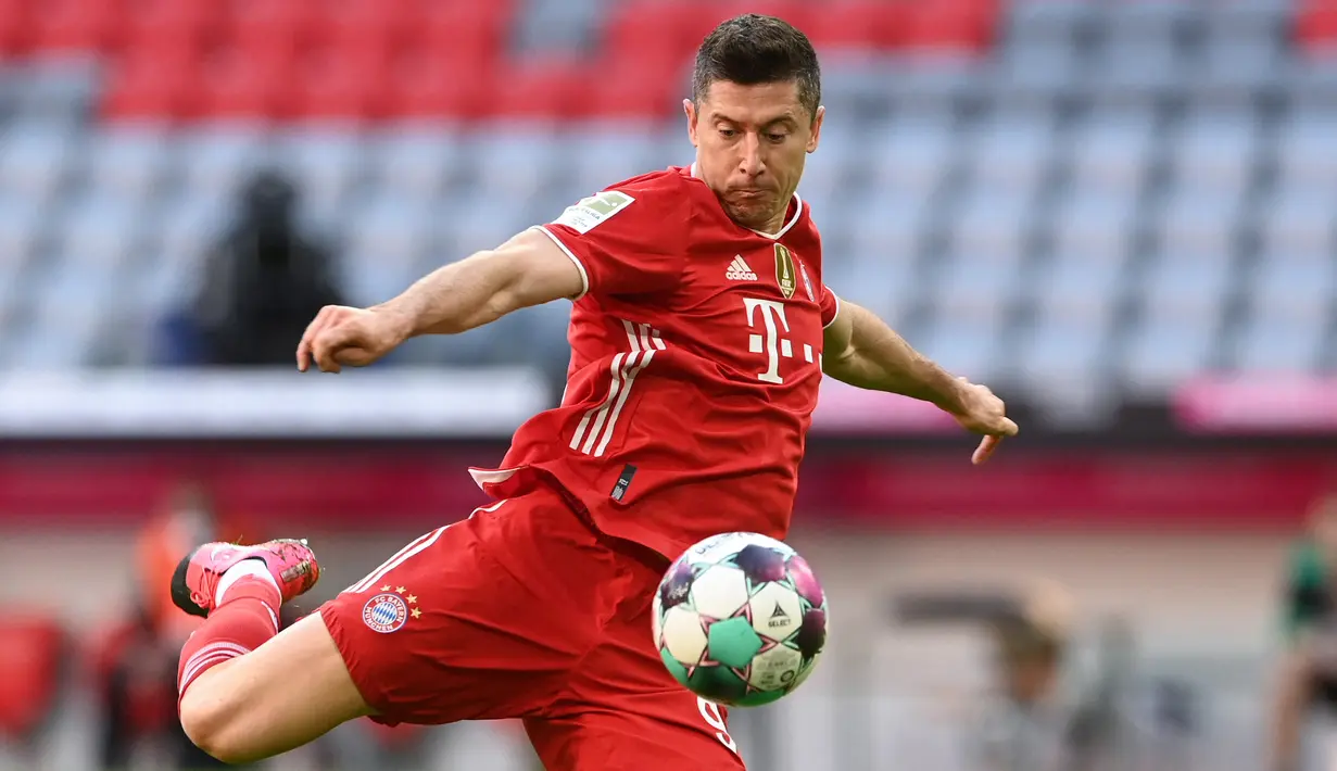 Robert Lewandowski. Striker Bayern Munchen berusia 32 tahun ini bisa saja memperpanjang gelarnya menjadi 5 kali beruntun. Total 41 gol musim lalu dicetaknya hanya dalam 29 laga, bayangkan jika ia tampil lebih banyak lagi musim ini. (Foto: AFP/Pool/Christof Stache)