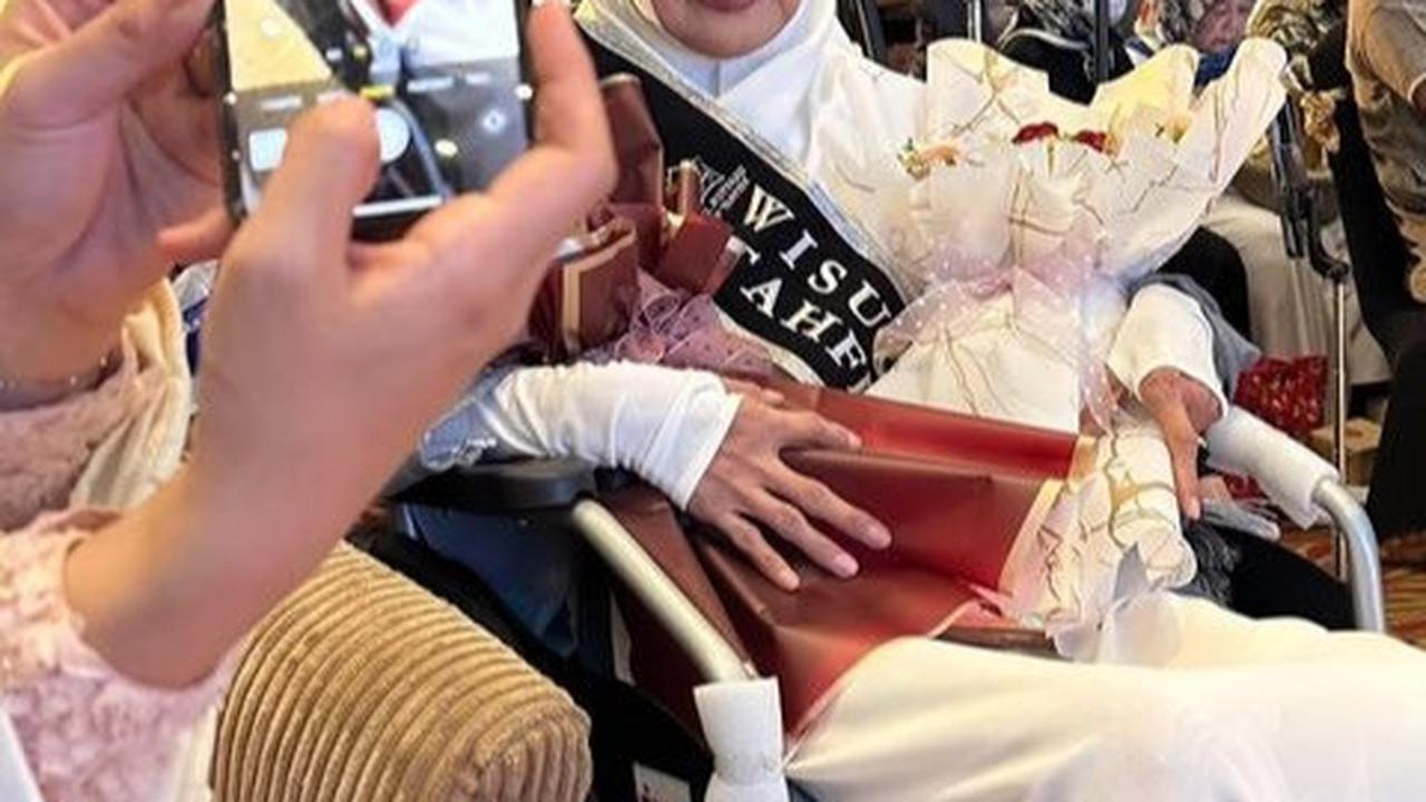Sempat Koma, Intip Momen Ibunda Ria Ricis Jalani Wisuda Penghafal Al-Quran di Usia 59 Tahun