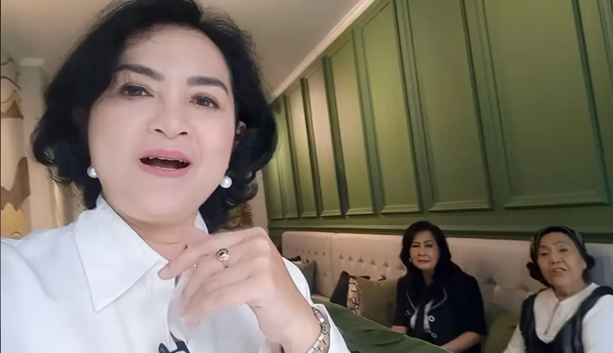 Momen reuni para penyanyi yang sukses era-70 an itu diunggah di kanal Youtube Nourma Yunita Channel. Nourma saat menunjukkan dua artis senior yang telah hadir duluan. Nourma merupakan penyanyi kelahiran Surakarta 58 tahun silam. [Youtube/Nourma Yunita Channel]