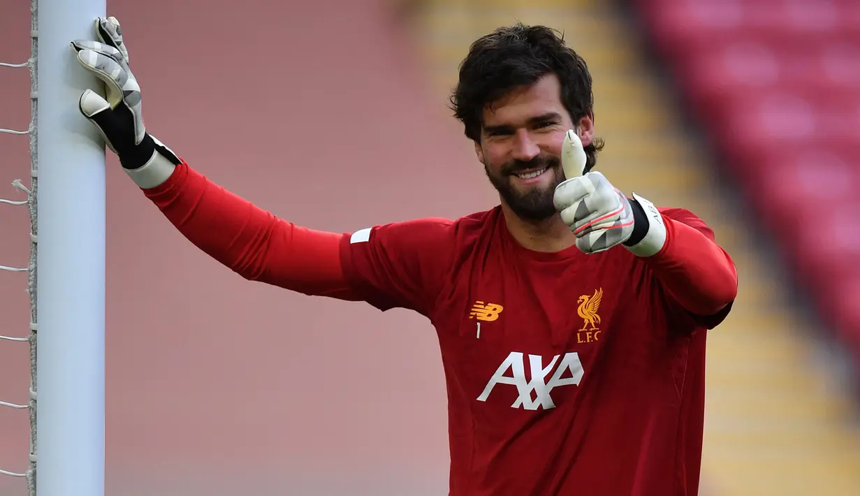 Alisson Becker didatangkan Liverpool dari AS Roma pada 2018 dengan harga 62 juta euro. Ia mampu menyelesaikan masalah The Reds di sektor kiper, bahkan mampu mempersembahkan empat gelar, termasuk Liga Champions dan Liga Inggris. Harga pasarnya saat ini tercatat sebesar 60 juta euro. (AFP/Paul Ellis)