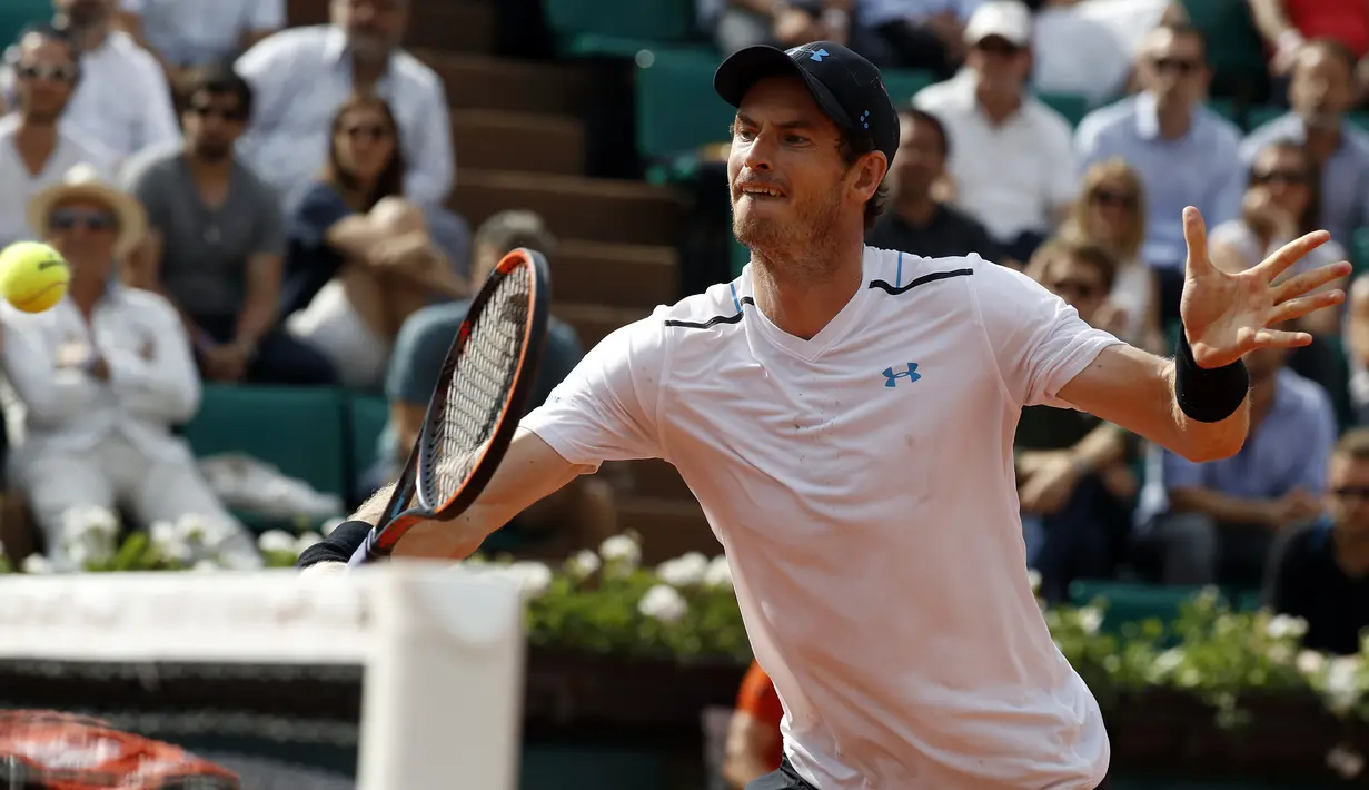 Petenis asal Inggris, Andy Murray, saat pertandingan melawan petenis Slovakia, Martin Klizan pada babak kedua Prancis Terbuka di Stadion Roland Garros, (01/06/2017). Murray menang dengan 6-7, 6-2, 6-2, 7-6.(EPA/Etienne Laurent)