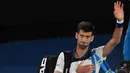 Petenis Serbia, Novak Djokovic menyapa penggemarnya usai pertandingan melawan petenis Korea Selatan, Chung Hyeon pada putaran keempat kejuaraan tenis Australia Terbuka di Melbourne (22/1). Chung Hyeon menang 6-7(4), 5-7, 6-7(3). (AFP Photo/Paul Crock)