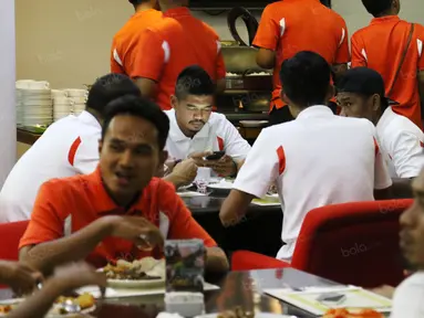 Bintang Persija Jakarta, Bambang Pamungkas saat menikmati makan malam bersama rekan-rekannya di Bandung, Jumat (15/7/2016). (Bola.com/Nicklas Hanoatubun)