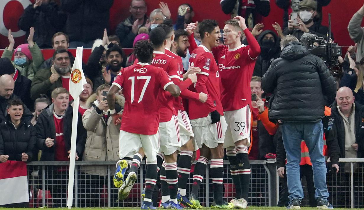 Manchester United sukses menumbangkan Aston Villa berkat kemenangan dengan skor tipis 1-0 dalam partai putaran ketiga FA Cup 2021/2022 yang digelar di Old Trafford, Selasa (11/1/2022). (AP/Jon Super)