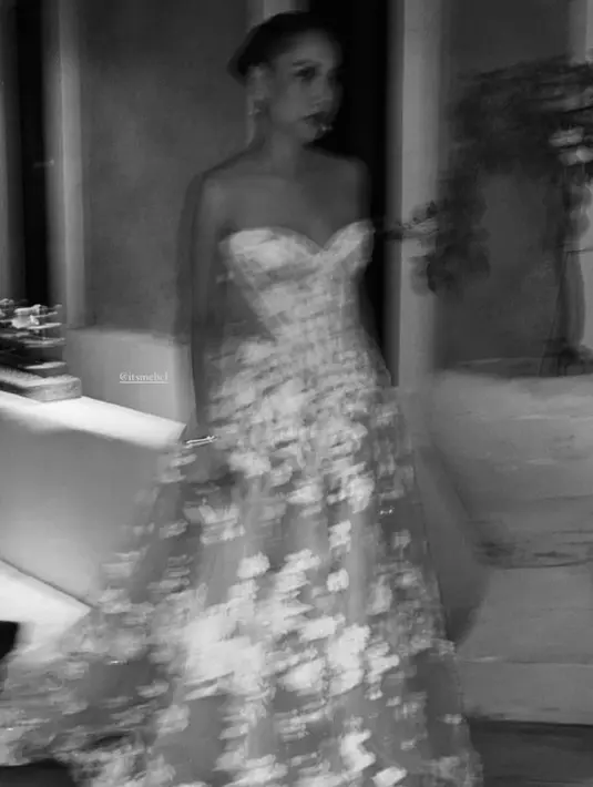 Pada resepsi yang digelar di sebuah resor mewah di Karangasem, Bali itu, BCL tampak cantik elegan mengenakan strapless gown dengan kerah leher sweetheart warna nude rancangan desainer Yogie Pratama.[@itsmebcl]