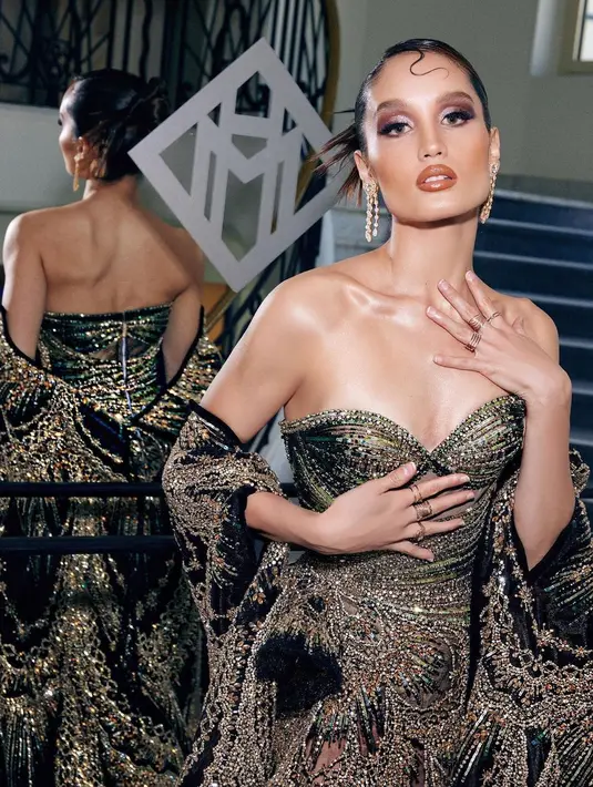 Penampilan Cinta disempurnakan dengan pulasan makeup glam dengan satin complexion dan tatanan rambut bergaya spiky. [@hairdoby_ell/@claurakiehl]