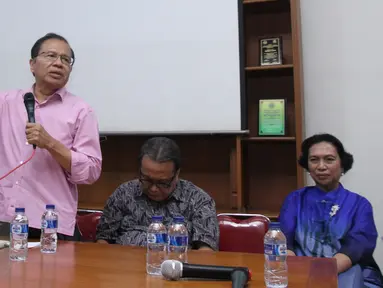 Mantan Menko Maritim dan Sumberdaya Rizal Ramli, memberi keterangan usai menerima masyarakat dan tokoh Maluku di, Tebet, Jakarta, Kamis (25/8). Mereka mendukung Rizal Ramli maju menjadi Gubernur DKI. (Liputan6.com/Angga Yuniar) 