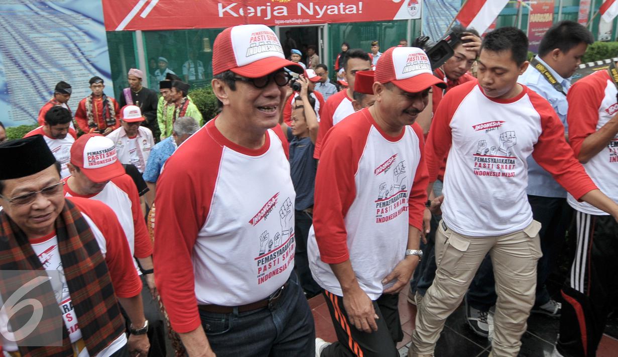 Menkumham Yasonna Laoly saat tiba di LP Klas IIA Narkotika Cipinang, Jakarta, Senin (15/8). Kedatangan Yasonna untuk membuka peringatan  HUT RI ke-71 di Lapas Cipinang. (Liputan6.com/Yoppy Renato)