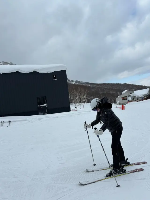 Disebut Astronot, Ini 7 Potret Aura Kasih Main Ski di Jepang