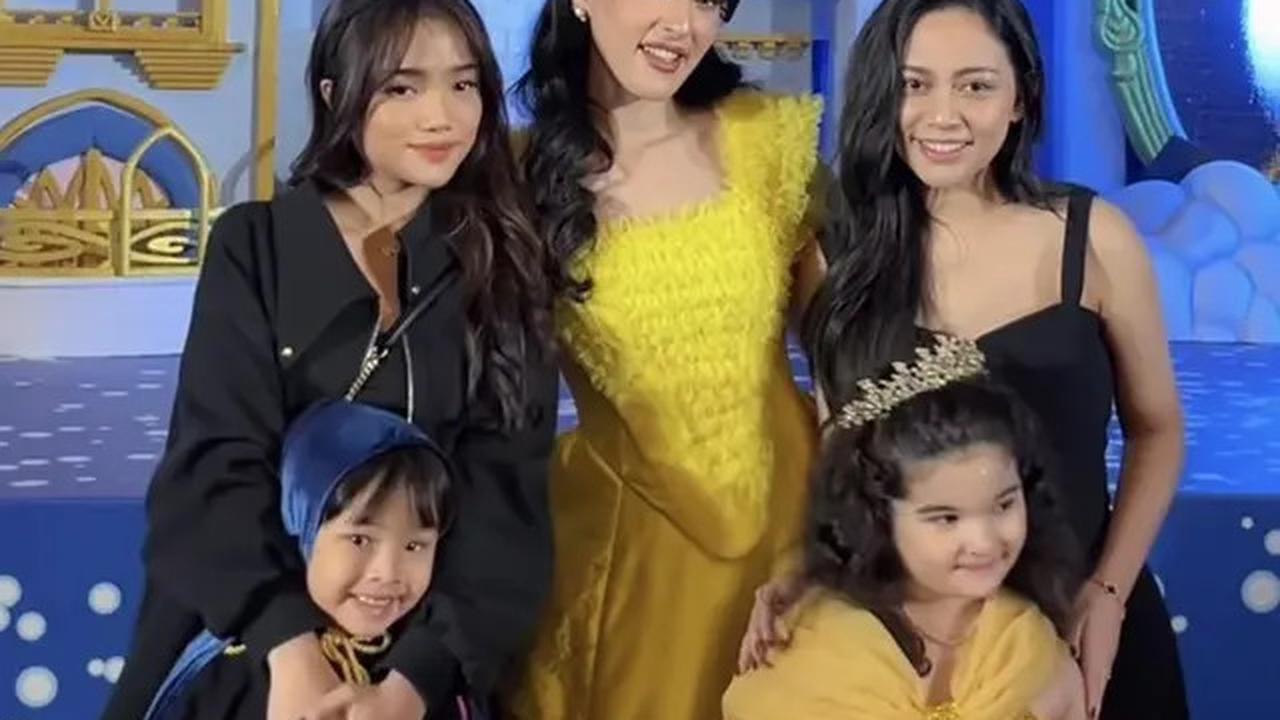 6 Gaya Serba Hitam Publik Figure Hadir di Pesta Ulang Tahun Bertema Disneyland Kedua Anak Tasya Farasya, Ria Ricis hingga Fuji An
