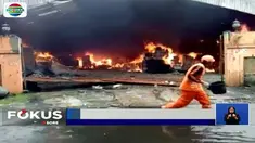 Dengan alat seadanya, sejumlah warga berupaya memadamkan api yang membakar sebuah percetakan di kawasan Salemba.