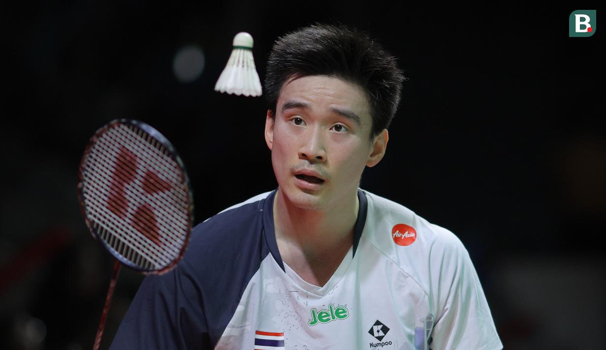 Pebulu tangkis tunggal putra Thailand, Kantaphon Wangcharoen memungut kok saat babak kualifikasi Indonesia Masters 2026 melawan wakil Indonesia, Anthony Ginting di Istora, Senayan, Selasa (20/01/2026). (Bola.com/Bagaskara Lazuardi)