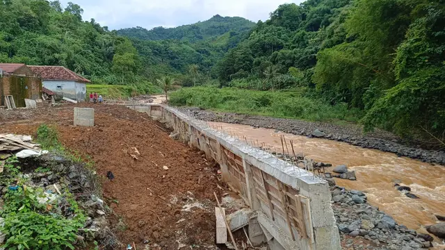 Warga Sukabumi Rogoh Rp 500 Juta Bangun Tanggul Sungai Cegah Banjir