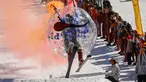 Peserta mengenakan kostum bola transparan meluncur kencang saat mengikuti kontes Jump Red Bull dan Freeze di ski resort Chimbulak, Kazakhstan (22/3). Dalam kontes ini para peserta mengundang tawa penonton yang menyaksikan. (REUTERS/Shamil Zhumatov)