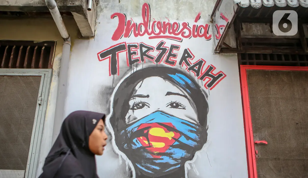 Warga melintas di depan mural bertuliskan "Indonesia terserah", di Kutabumi, Tangerang, Banten, Senin (27/5/2020). Mural dibuat sebagai bentuk kritik terhadap masyarakat yang tetap beraktivitas di luar ruangan tanpa prosedur protokol kesehatan di tengah wabah COVID-19. (Liputan6.com/Angga Yuniar)