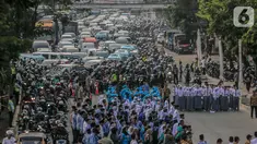 Kendaraan terjebak kemacetan di kawasan Kramat Raya, Jakarta Pusat, Senin (28/10/2019). Kemacetan tersebut disebabkan adanya upacara yang digelar di Museum Sumpah Pemuda. (Liputan6.com/Faizal Fanani)