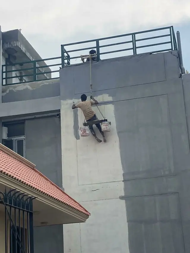 7 Orang Ini Lakukan Pekerjaan Bahaya Tanpa Alat Pengaman, Nekat Banget