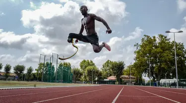 Atlet Prancis Jean Baptiste Alaize, yang mewakili Prancis pada Paralympic Games 2016 di Rio, memakai tungkai prothesis di bawah lutut selama sesi latihan di Antibes, Prancis selatan pada 24 Agustus 2020. (AFP Photo/Valery Hache)