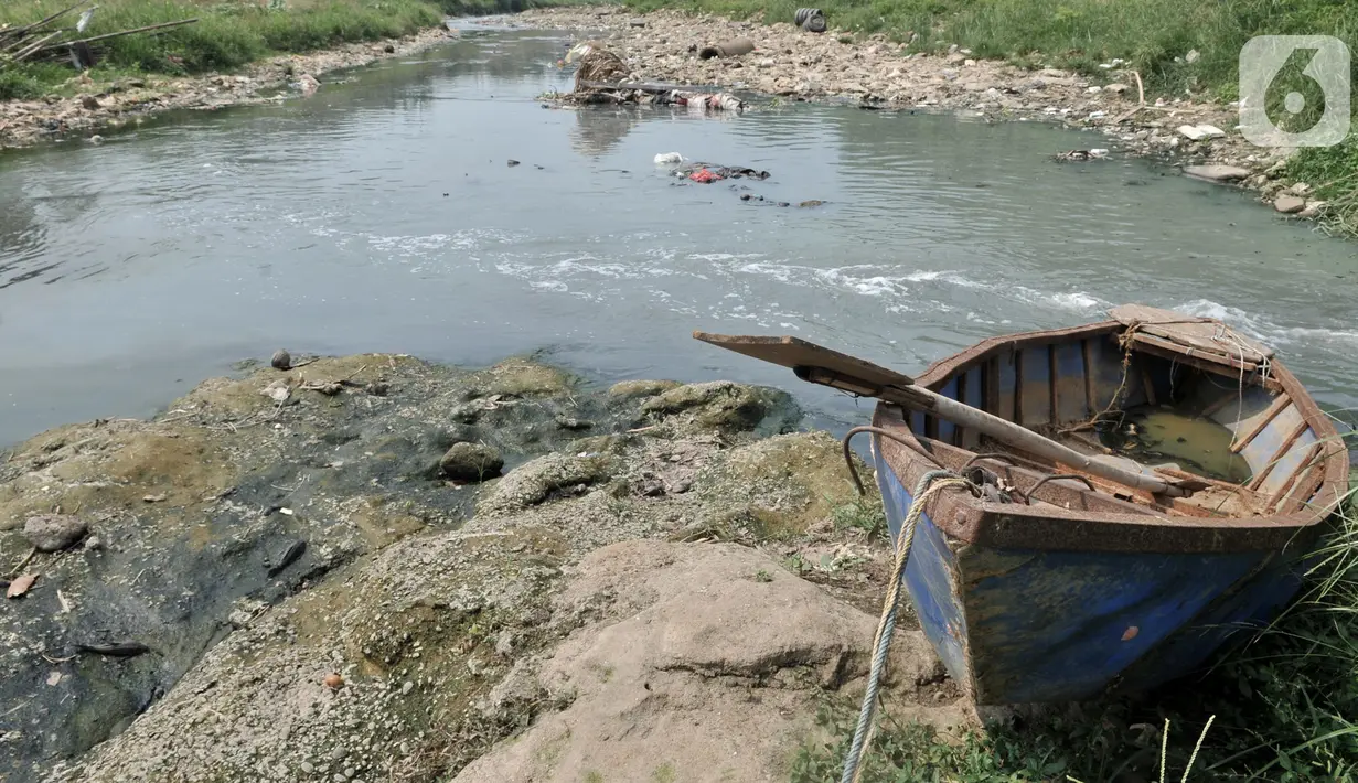 Perahu warga terdampar di aliran Kali Bekasi yang menyurut di kawasan Margahayu, Bekasi, Jawa Barat, Selasa (8/10/2019). Menurunnya debit air mengakibatkan banyak ikan mati dan rawan tercemar limbah karena Kali Bekasi menjadi sumber air baku utama bagi PDAM Tirta Patriot. (merdeka.com/Iqbal Nugroho)