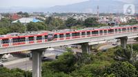 Rangkaian gerbong kereta LRT Jabodebek parkir di dekat stasiun LRT Harjamukti, Cibubur, Jakarta Timur, Jumat (26/3/2021). Progres pembangunan fase 1 LRT Jabodebek ditargetkan untuk beroperasi pada bulan Juli 2022 dengan 18 stasiun pemberhentian. (Liputan6.com/Fery Pradolo)