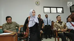 Putri pengacara Sunan Kalijaga, Salmafina saat berada didalam ruangan untuk mengikuti sidang cerai di Pengadilan Jakarta Barat, Rabu (24/01). Dalam sidang ini Salmafina tampak hadir didampingi oleh sang ibu dan ayahnya. (Liputan6.com/Herman Zakharia)