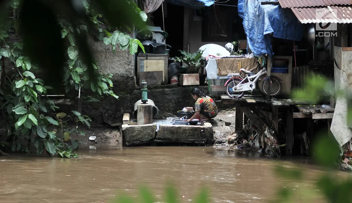 Aktivitas warga permukiman bantaran Kali Ciliwung, Jakarta, Minggu (3/3). Bencana banjir kiriman masih menjadi ancaman warga yang tinggal di bantaran Kali Ciliwung, terlebih saat hujan deras mengguyur kawasan hulu di Bogor. (merdeka.com/Iqbal S. Nugroho)