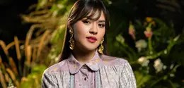 Dalam potret tersebut, Raisa tampil menawan mengenakan modest wear dari Klamby lewat koleksi terbarunya bertajuk Asmita. [@wearingklamby].