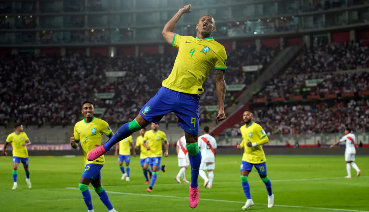 Pada menit ke-29, Brasil bisa memecah kebuntuan melalui gol Richarlison. Namun gol itu dianulir wasit setelah pengamatan Video Assistant Referee (VAR) menyatakan Richarlison sudah lebih dulu offside saat menerima umpan terobosan Bruno Guimaraes. (AP Photo/Martin Mejia)