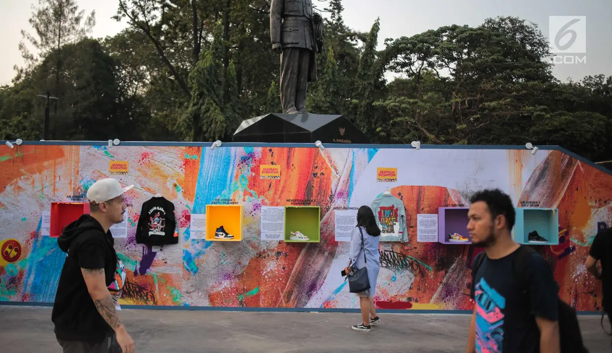 Pengunjung melihat-lihat sepatu yang dipamerkan dalam acara Playfest 2019 di Parkir Selatan Gelora Bung Karno, Jakarta, Minggu (25/8/2019). Playfest 2019 digelar pada 24-25 Agustus 2019. (Liputan6.com/Faizal Fanani)