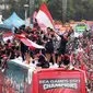 Ribuan suporter menyambut kedatangan rombongan Timnas Indonesia U-22 saat melintas dalam arak-arakan Kira87uara Kontingen SEA Games 2023 di Bundaran HI, Jakarta, Jumat (19/5/2023). (Bola.com/M Iqbal Ichsan)