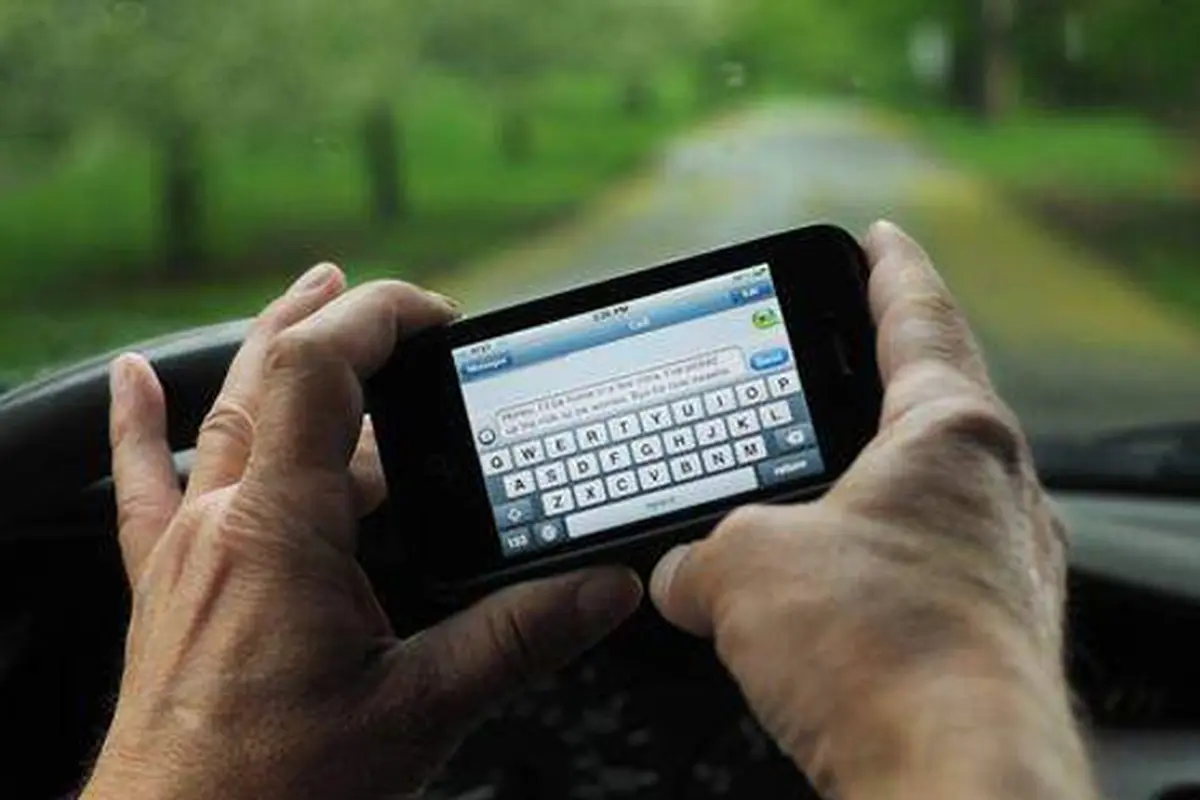 Nyetir Sambil SMS Sama Candunya Dengan Perokok Berat