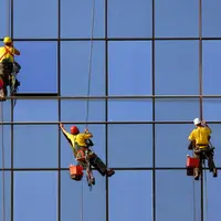 Dua petugas jendela terombang-ambing di udara ketika sedang bertugas dan badai datang. (Sumber foto: officeandgeneral.wordpress.com)