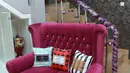 Selain ruangan yang berisi ratusan koleksi sepatu Melaney Ricardo, terdapat hal unik lainnya di rumah presenter ini. Salah satunya adalah sofa berwarna ungu yang dihiasi tiga bantal dengan nama Melaney, Tyson, dan Chloe. (Galih W. Satria/Bintang.com)