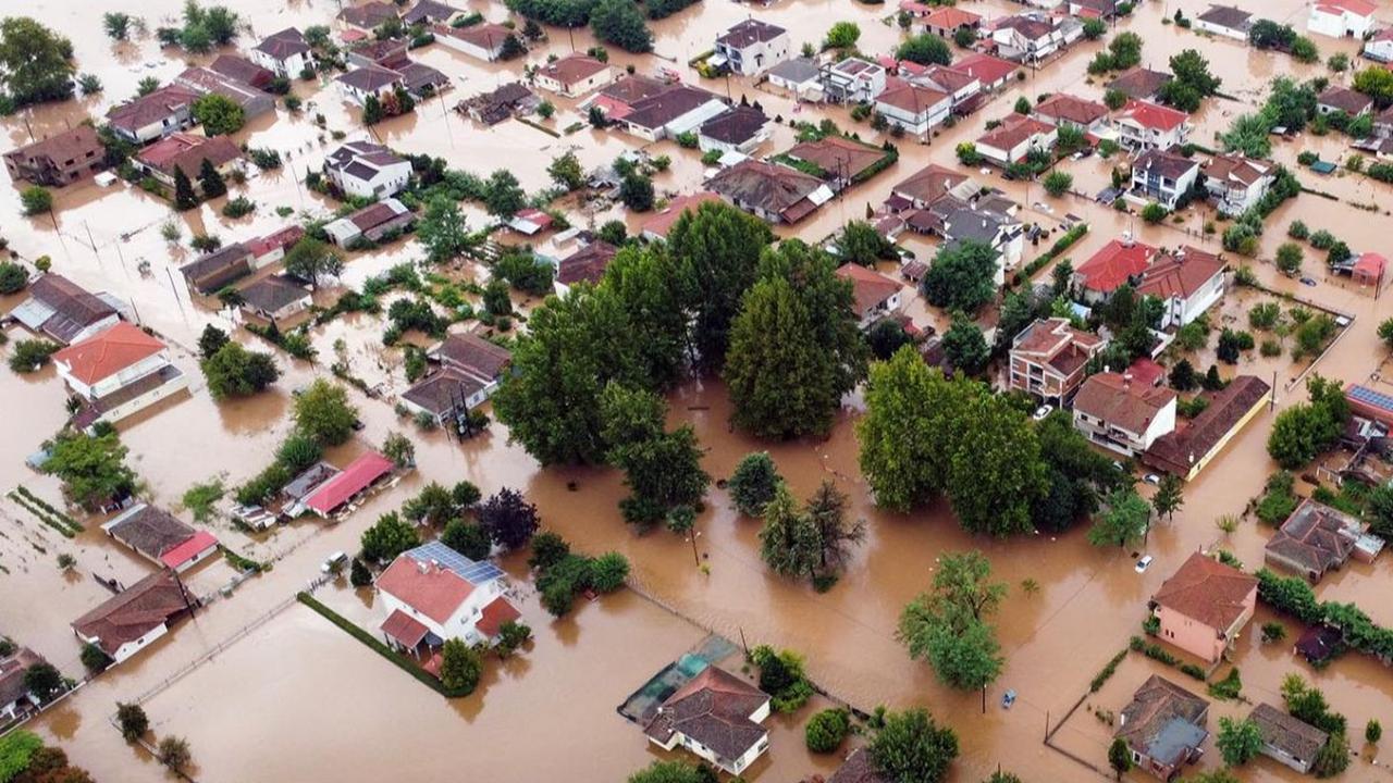 Terjangan Badai Daniel membawa hujan tanpa henti yang mengguyur bagian tengah Yunani, pada Selasa (5/9/2023). Akibatnya, bencana tanah longsor dan banjir dahsyat pun terjadi di sejumlah kota di wilayah tersebut.