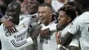 Pemain Real Madrid merayakan gol yang dicetak oleh Kylian Mbappe dalam laga leg 2 babak play off Liga Champions 2024/2025 melawan Manchester City di Santiago Bernabeu, Madrid, Rabu (19/02/2025) waktu setempat. (AP Photo/Bernat Armangue)