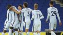 Para pemain Chelsea merayakan gol yang dicetak oleh  Kurt Zouma ke gawang Brighton and Hove Albion pada laga Premier League di Stadion Amex, Selasa (15/9/2020). The Blues menang dengan skor 3-1. (Peter Cziborra/Pool via AP)