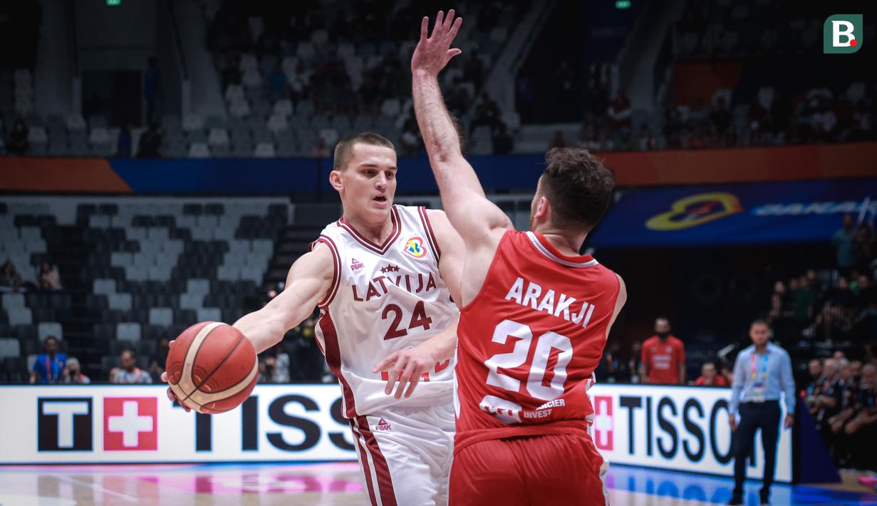 <p>Pemain Timnas Basket Latvia, Andrejs Grazulis berusaha melewati adangan pemain Timnas Basket Lebanon, Wael Arakji pada laga pembuka Grup H Piala Dunia FIBA 2023 di Indonesia Arena, Kompleks Gelora Bung Karno, Senayan, Jakarta, Jumat (25/08/2023). (Bola.com/Bagaskara Lazuardi)</p>