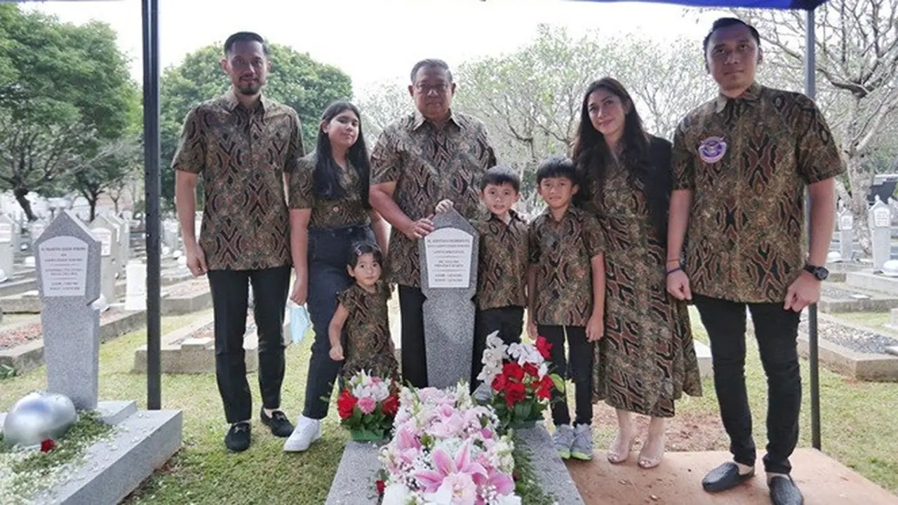 7 Momen Keluarga SBY Ziarah ke Makam Ani Yudhoyono di Hari Ulang Tahun Pernikahan