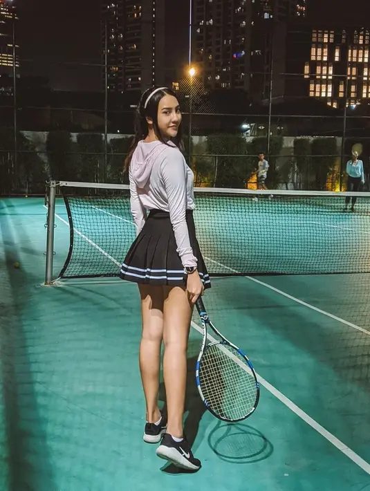 Anya Geraldine rupanya jago bermain tenis. Ia tampil sporty dengan baju putih panjang yang dipadukan dengan rok mini. Penampilan aktris sekaligus model itu pun berhasil jadi sorotan warganet.(Liputan6.comm/IG/@anyageraldine)