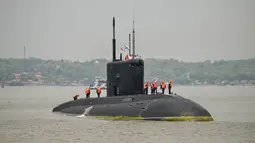 Kapal selam milik Angkatan Laut Rusia ini akan mengikuti latihan militer bersama Indonesia dan Rusia. (JUNI KRISWANTO/AFP)