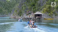 Rombongan wisatawan menuju kawasan Piaynemo, Raja Ampat, Papua Barat, Jumat (22/11/2019). Keindahan dan panorama alam masih menjadi daya tarik utama wisatawan baik lokal maupun mancanegara berkunjung ke kawasan Raja Ampat. (Liputan6.com/Herman Zakharia)