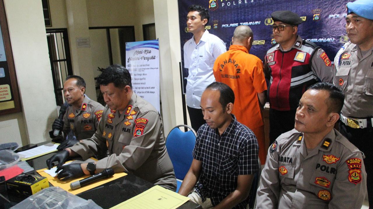 Pelaku penikaman selingkuan saat diamankan di Mapolsek Selemadeg, Tabanan, Bali, Kamis (30/10)
