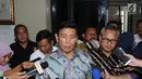 Menko Polhukam Wiranto (tengah) bersama Ketua KPU, Arief Budiman memberi keterangan usai melakukan pertemuan di Gedung KPU, Jakarta, Selasa (6/3). Pertemuan berlangsung sekitar satu jam dan tertutup. (Liputan6.com/Helmi Fithriansyah)