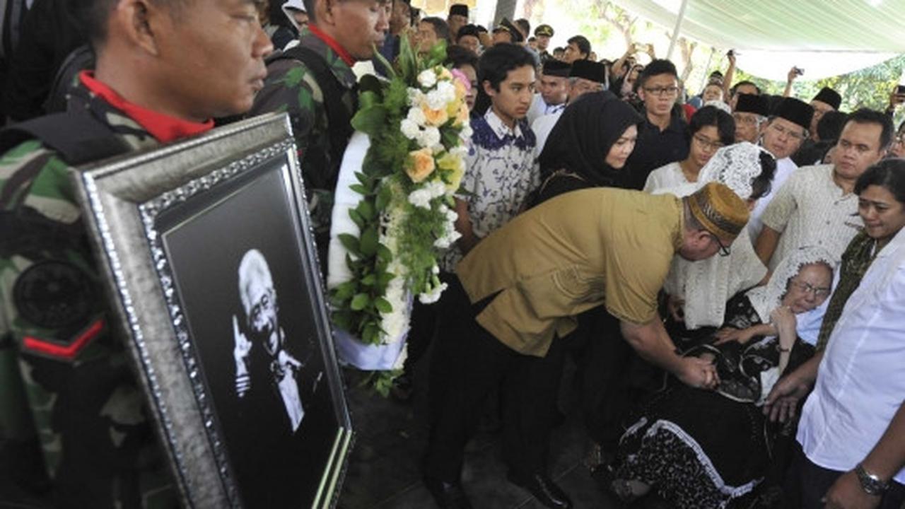 Prajurit TNI AD antar jenazah Adnan Buyung ke TPU Tanah Kusir