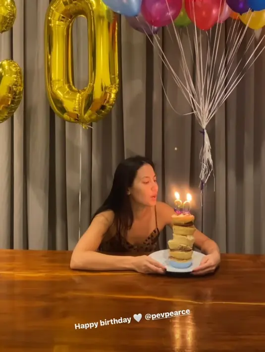 Momen saat Pevita meniup lilin ulang tahun yang terpasang di atas susunan kue. (Foto: Instagram/ keenanpearce)