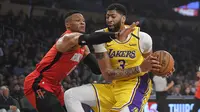 Guard Houston Rockets Russell Westbrook (kiri) coba menghentikan forward LA Lakers pada laga NBA di Staples Center, Kamis (6/2/2020) atau Jumat WIB. (AP Photo/Mark J. Terrill)