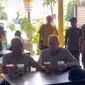 Raja Malaysia berkesempatan singgah dan menikmati minuman cendol bersama sang pangeran di Cendol Lily, sebuah warung pinggir jalan di Lanchang, Pahang. (Dok: Instagram @IStana_Negara)