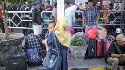 Pemudik pengguna jasa kereta api memadati Stasiun Pasar Senen, Jakarta Pusat, Selasa (12/6). Puncak arus mudik di Stasiun Pasar Senen diperkirakan terjadi hari ini atau H-3 Idul Fitri. (Liputan6.com/Faizal Fanani)
