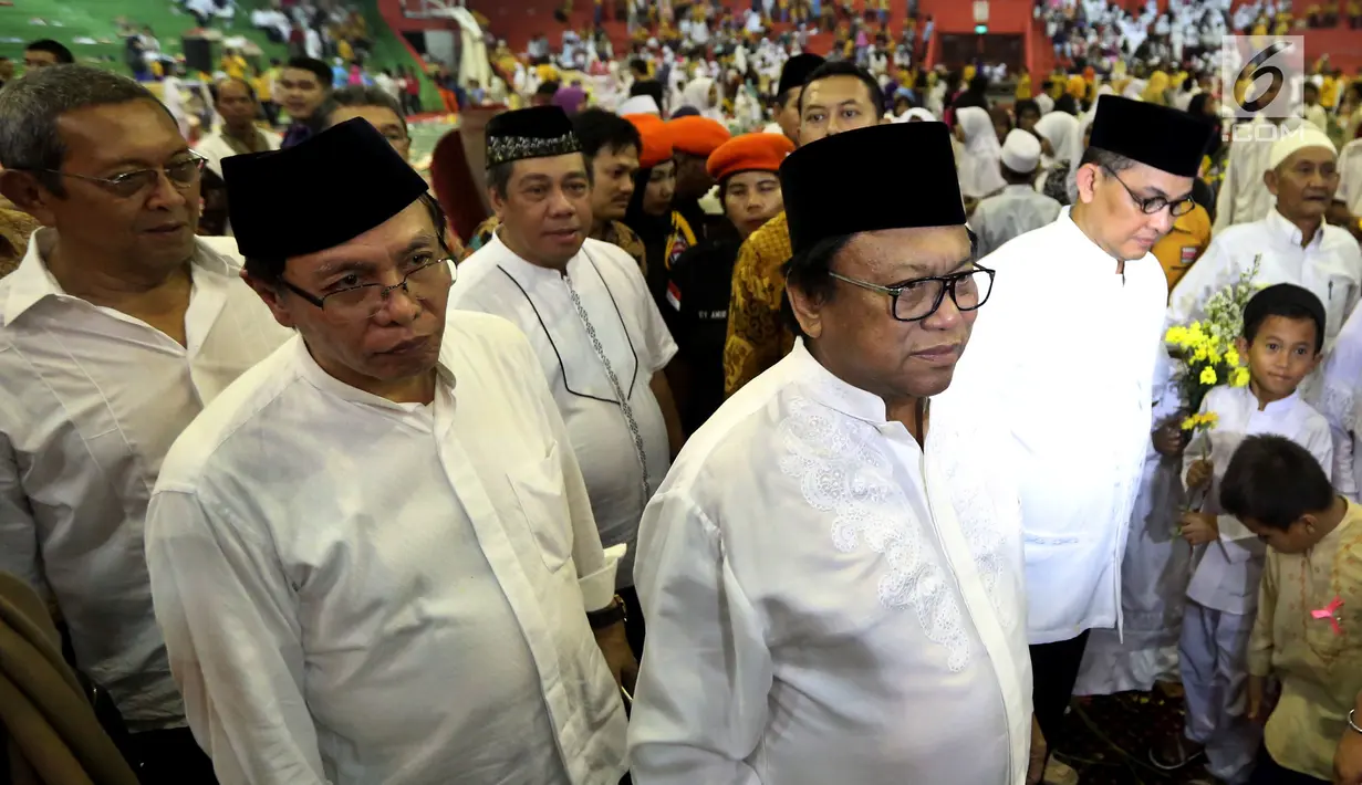 Ketua Umum Partai Hanura Oesman Sapta Odang menghadiri acara Buka Bersama Partai Hanura di Jakarta, Jumat (16/6). Acara buka bersama ini sebagai silaturahmi Partai Hanura dan dihadiri ribuan anak Yatim. (Liputan6.com/Johan Tallo)